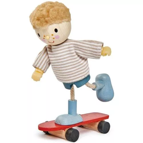 Tender Leaf Toys Poppenhuispop Edward & Zijn Skateboard - 12 Cm 1 Tender Leaf Toys Poppenhuispop Edward & Zijn Skateboard - 12 Cm